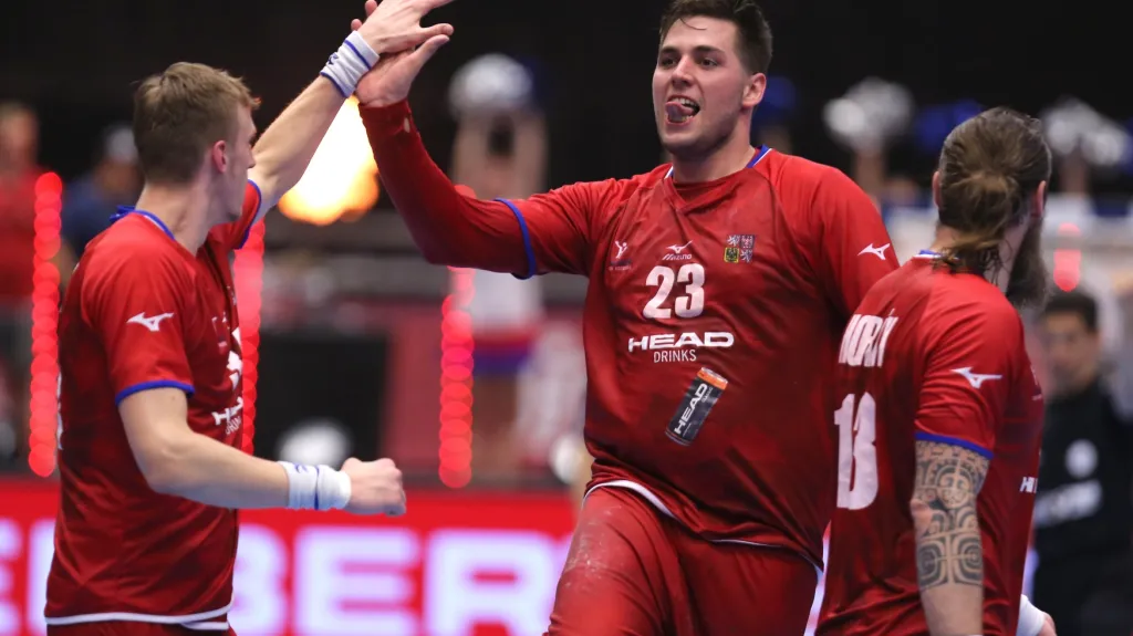 Reprezentační házenkář Leoš Petrovský se spoluhráči