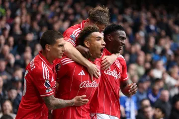 Hráči Nottinghamu Forest se radují z gólu