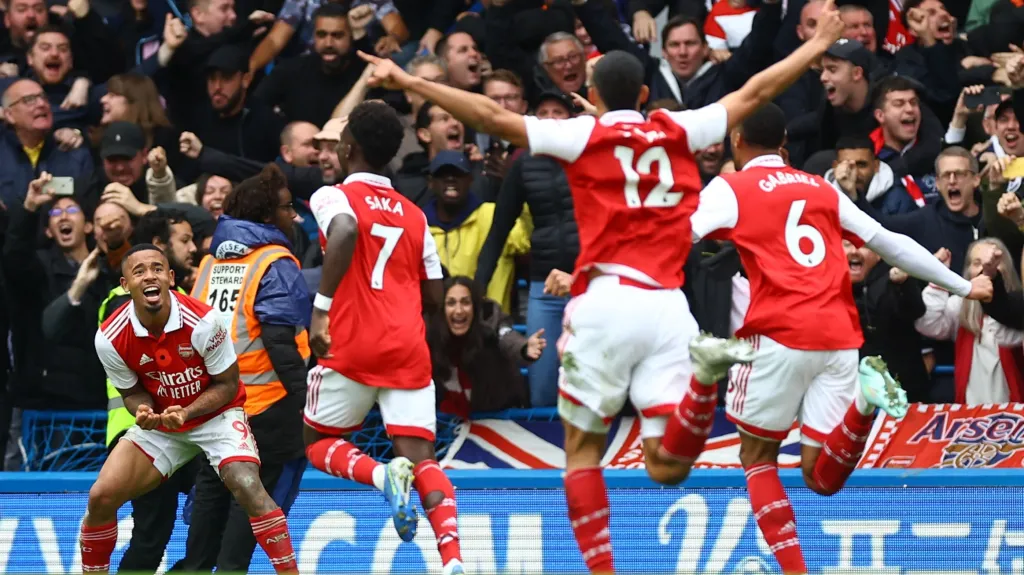 Fotbalisté Arsenalu oslavují gól na Stamford Bridge