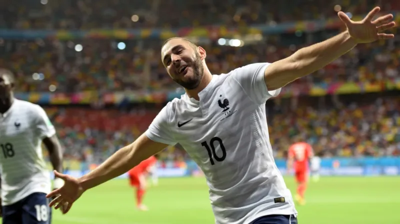 Karim Benzema slaví gól v síti Švýcarska