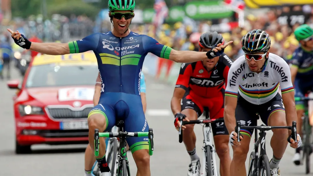 Michael Matthews se raduje z vítězství v etapě Tour de France před Peterem Saganem