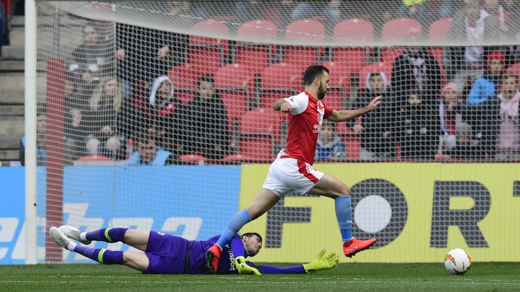 Penaltový zákrok Florina Nity na Josefa Hušbauera