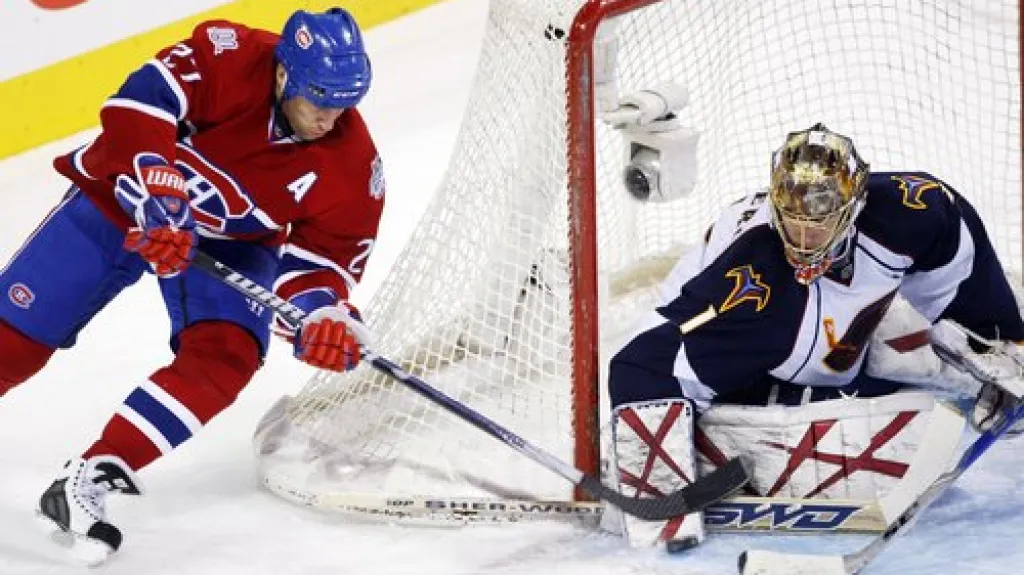 Alexej Kovaljov útočí na branku