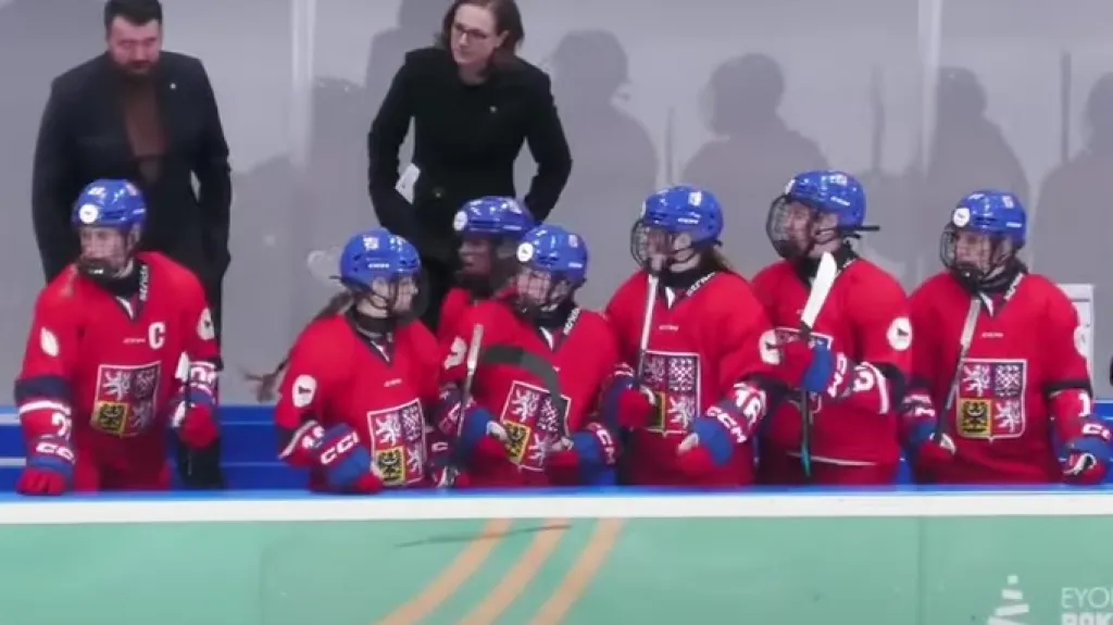 Jan Lucák a Karolína Erbanová s českou ženskou mládežnickou reprezentací