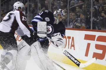 Milan Hejduk z Colorada a brankář Winnipegu Ondřej Pavelec