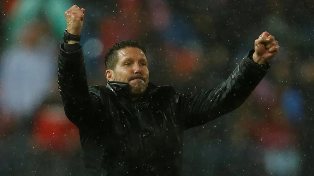 Diego Simeone děkuje fanouškům Atlética Madrid po utkání s Realem