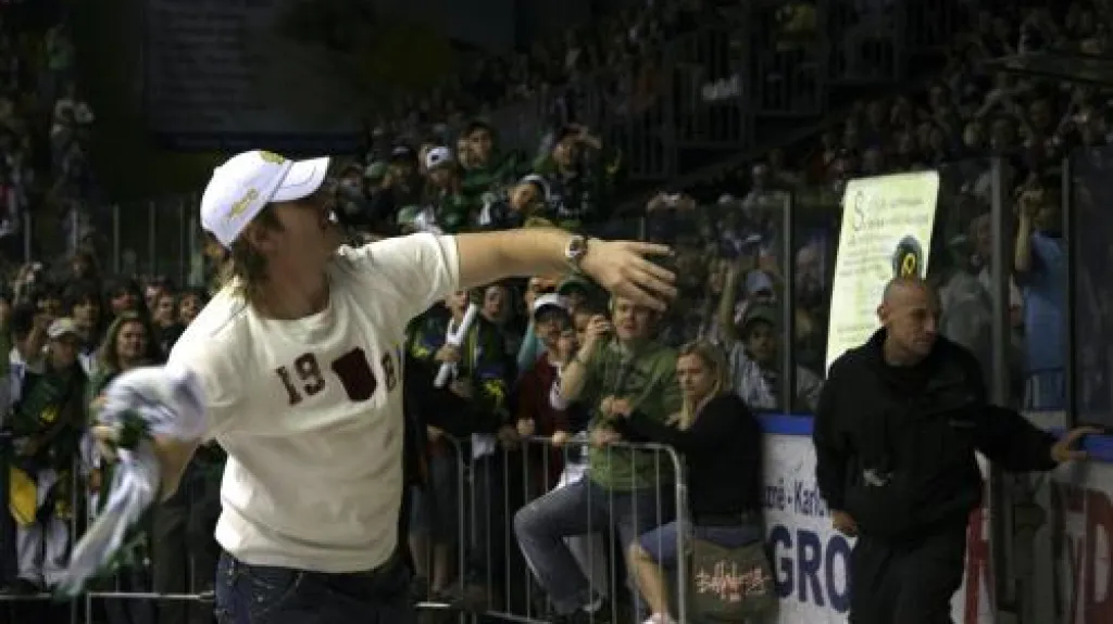 Václav Skuhravý hází dres do publika