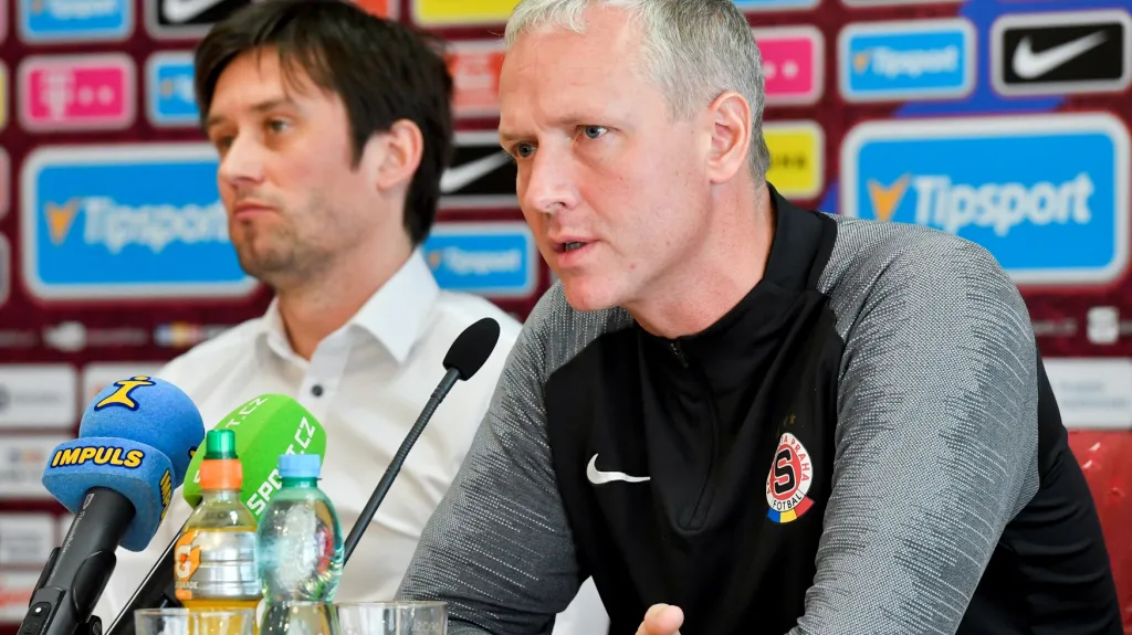 Kouč Sparty Václav Jílek. V pozadí sportovní ředitel Pražanů Tomáš Rosický