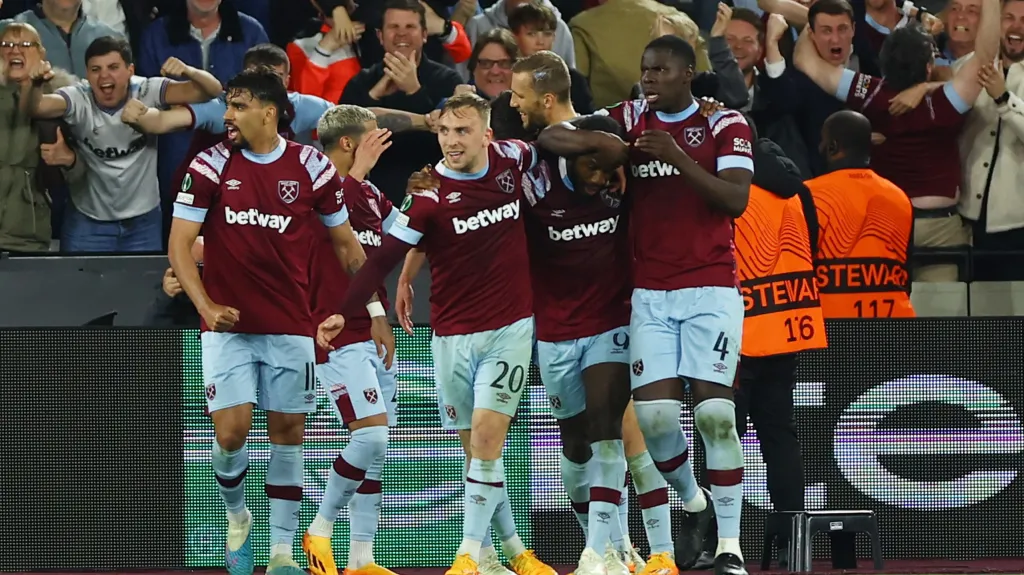 Slavící fotbalisté West Hamu