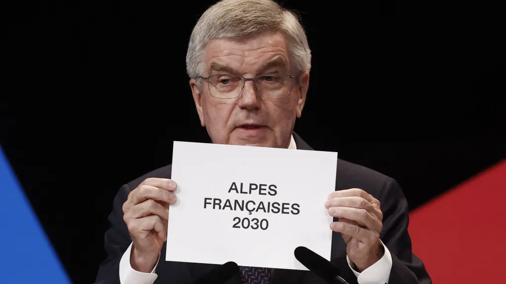 Prezident MOV Thomas Bach oznamuje pořadatele ZOH 2030