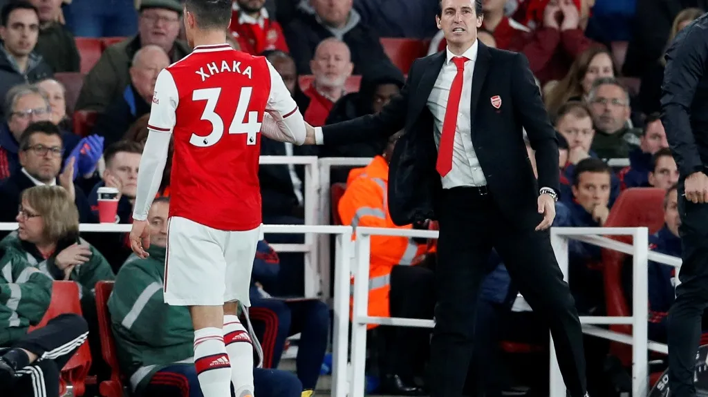 Granit Xhaka z Arsenalu odchází ze hřiště v utkání s Crystalem Palace