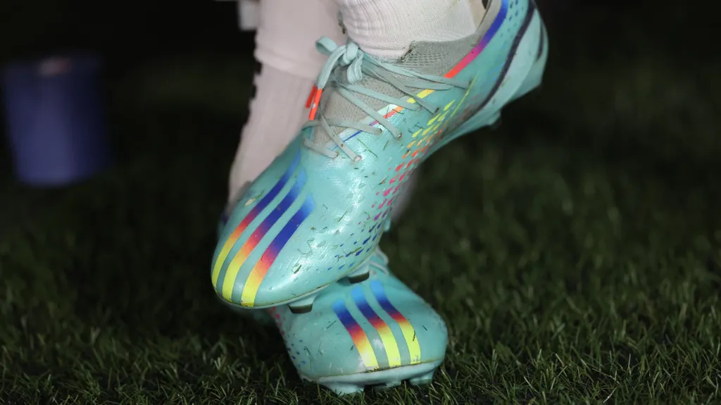 Kopačky v duhových barvách na MS v Kataru