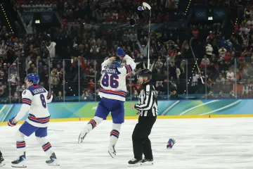 Radost Jacka Hughese z vítězného gólu USA ve finále OH proti Kanadě