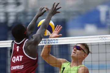 Martins Plavinš z Lotyšska v útoku proti Cherifovi Janusovi z Kataru