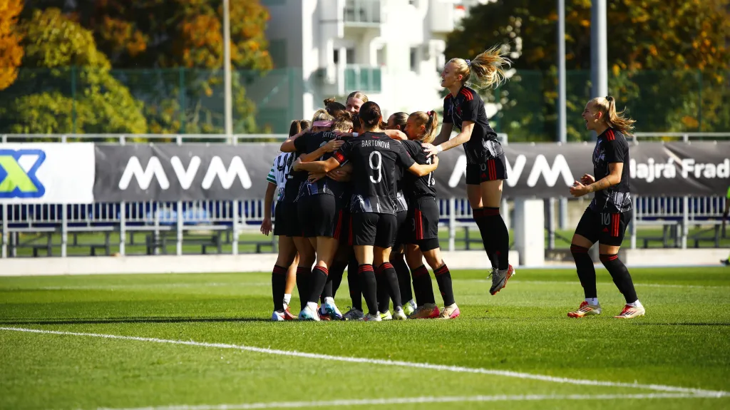 Fotbalistky Sparty slaví gól