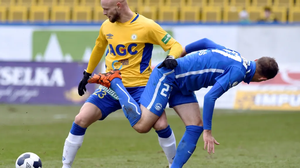 Liberecký Marek Bakoš (v modrém) se snaží obejít kolem Zouraba Tsiskaridzeho z Teplice