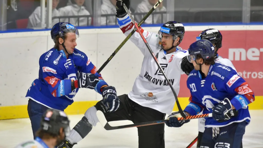 Marek Baránek a Martin Osmík v souboji v utkání Karlovy Vary - Plzeň
