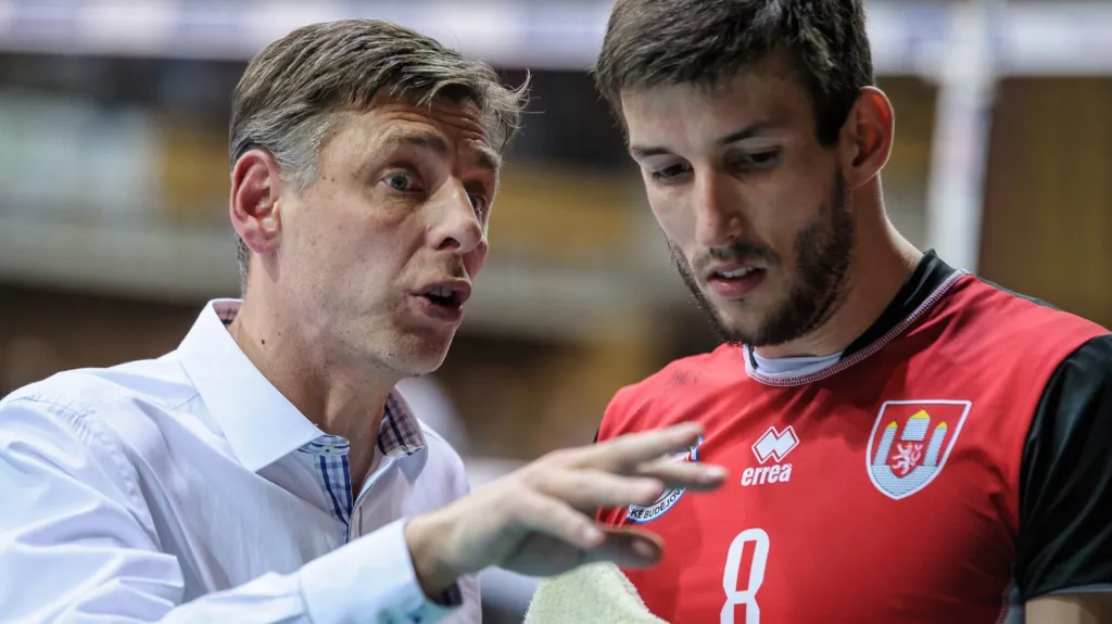 Trenér českobudějovických volejbalistů René Dvořák (vlevo) s Filipem Habrem