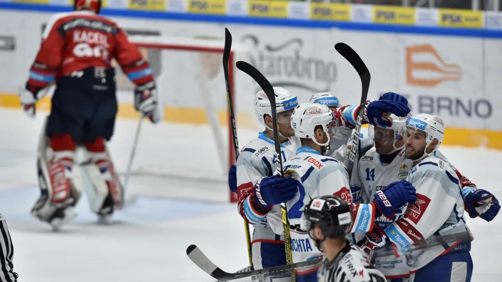 Brněnští hokejisté slaví gól proti Pardubicím
