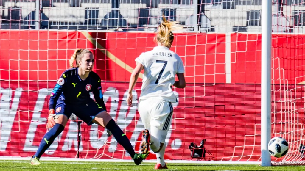 Barbora Votíková (vlevo) v utkání na půdě Německa