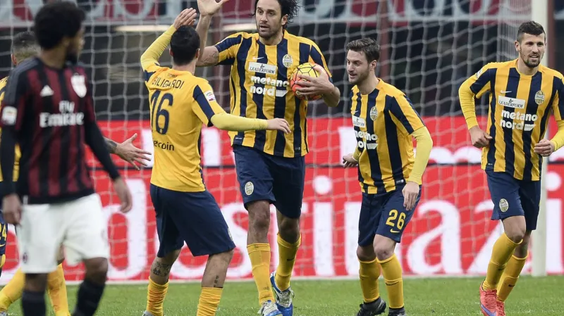 Slavící hráči Hellasu Verona v utkání na hřišti AC Milán
