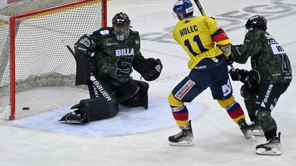 Brankář Matěj Machovský ze Sparty čelí šanci Českých Budějovic