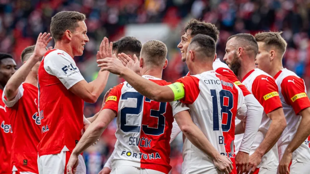 Slávisté se radují v zápase se Zlatými Moravci