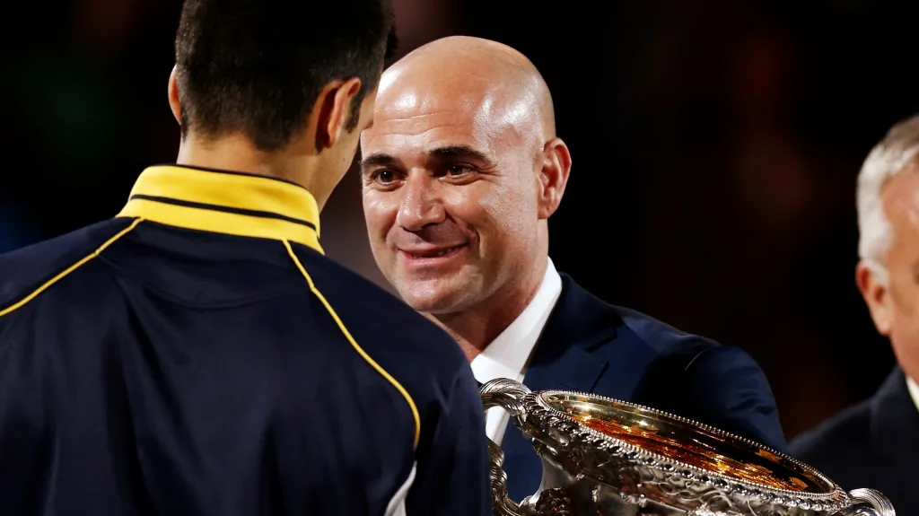 André Agassi gratuluje Novaku Djokovičovi