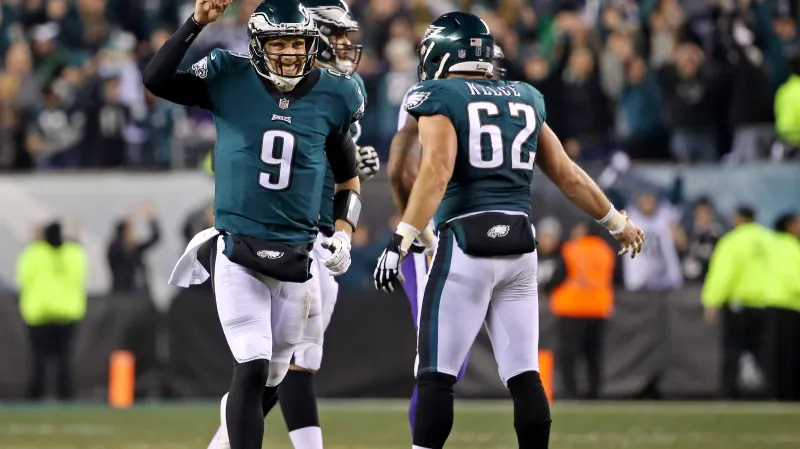 Nick Foles slaví se spoluhráči