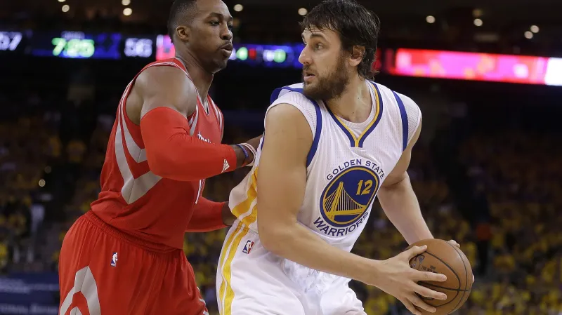 Dwight Howard z Houstonu v souboji s Andrewem Bogutem z Golden State