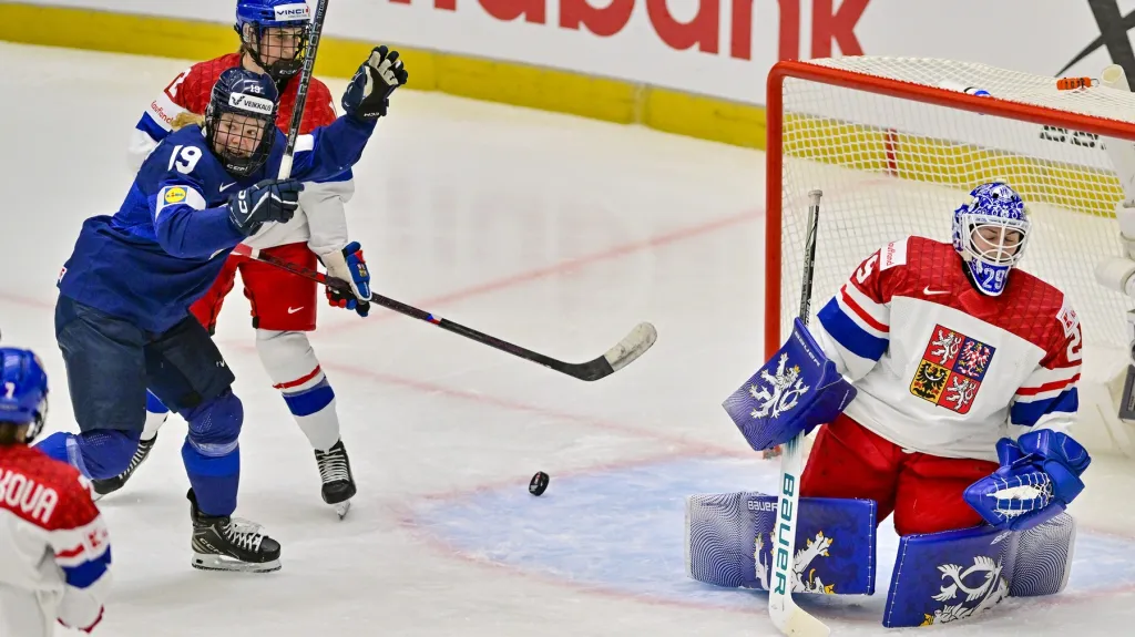 Brankářka Klára Peslarová po inkasované brance od Finek