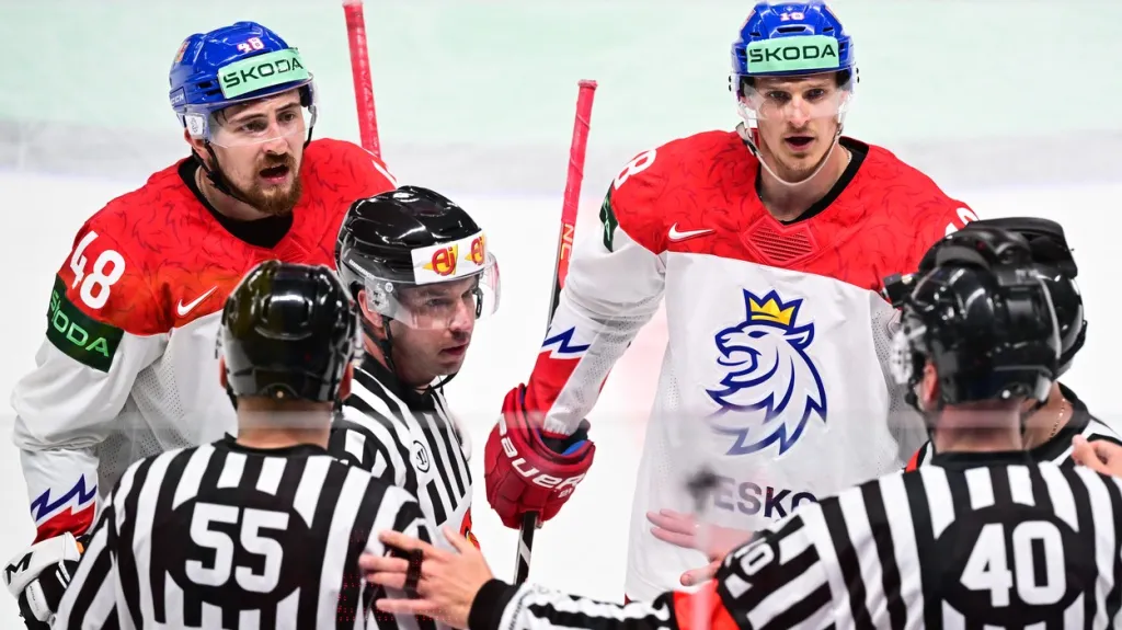 Jiří Černoch a Dominik Kubalík si stěžují rozhodčím