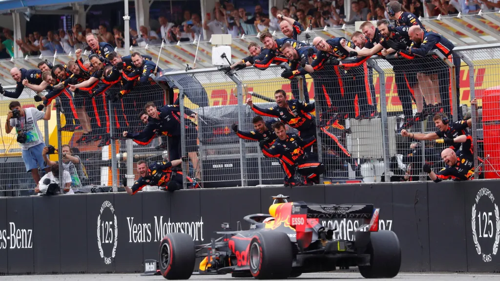 Max Verstappen si jede pro vítězství během Velké ceny Německa