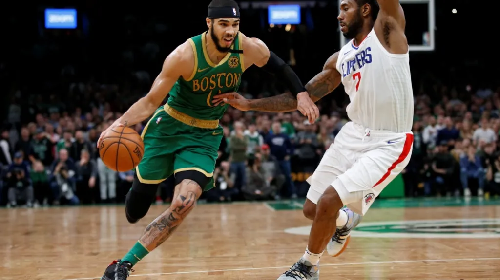Jayson Tatum z Bostonu přechází přes Kawhiho Leonarda z LA Clippers