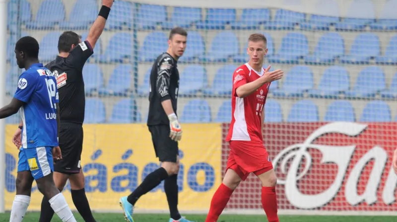 Jan Baránek z Baníku dostává červenou kartu od sudího Lercha, který faul kvalifikoval jako podražení.