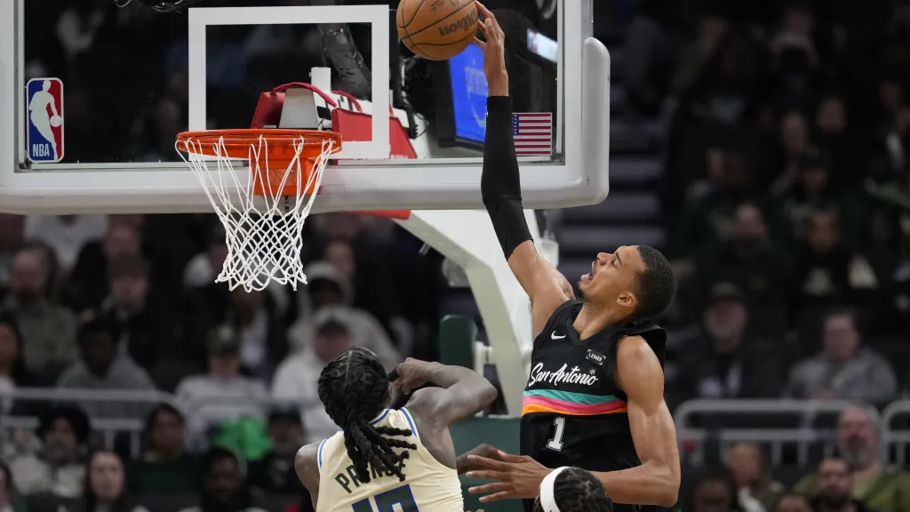 Victor Wembanyama v utkání s Milwaukee