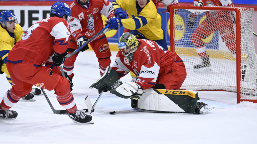 Marek Langhamer zasahuje proti Švédům