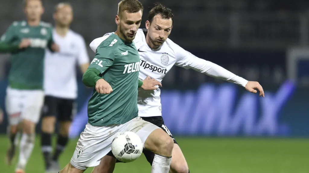 Jablonecký Miloš Kratochvíl před Liborem Kozákem ze Sparty