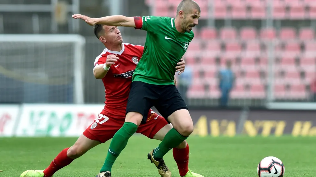 Damián Bariš z Brna se snaží zastavit Jana Rezka z Příbrami