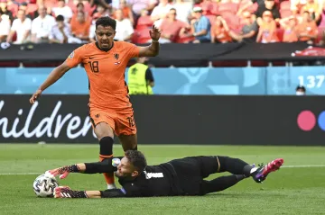 Tomáš Vaclík likviduje samostatný únik Donyella Maleny