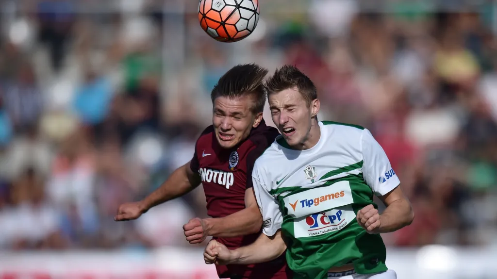 Sparťan Martin Frýdek v hlavičkovém souboji s Jánem Gregušem z Jablonce