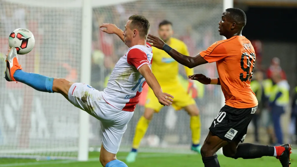 Slávista Jan Bořil (vlevo) v utkání s Plzní odkopává před Ubongem Ekpaiem