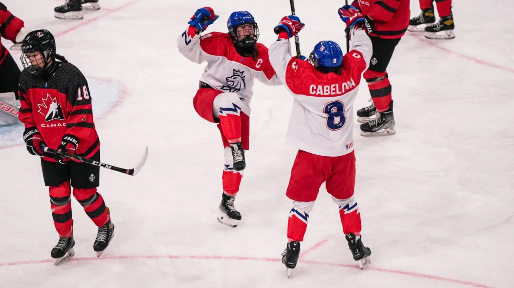 Adéla Šapovalivová slaví gól proti Kanadě