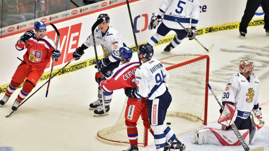 Čeští hokejisté slaví vstřelenou branku