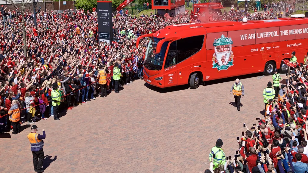 Fanoušci vítají hráče Liverpoolu