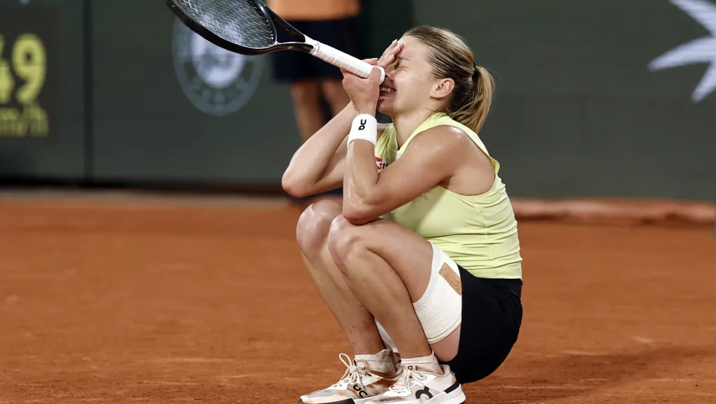 Maja Chwaliňská se raduje ze senzačního postupu do finále Roland Garros