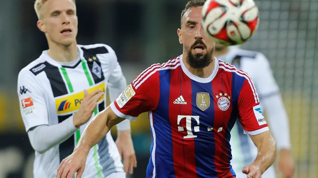 Franck Ribéry z Bayernu Mnichov (vpravo) a Oscar Wendt z Mönchengladbachu v souboji o míč 