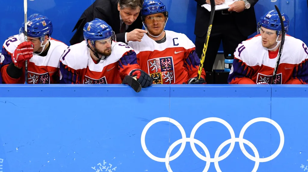 Čeští hokejisté poslouchají pokyny trenéra Jandače