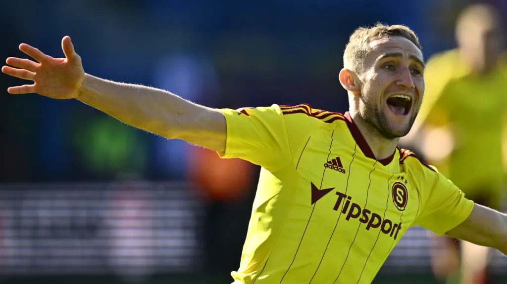 Jan Kuchta oslavuje třetí gól v Liberci