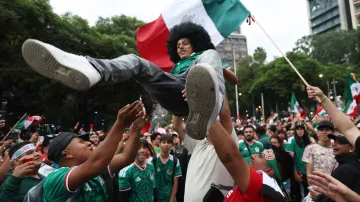 Fanoušci Mexika v ulicích Mexico City během zápasu proti Česku